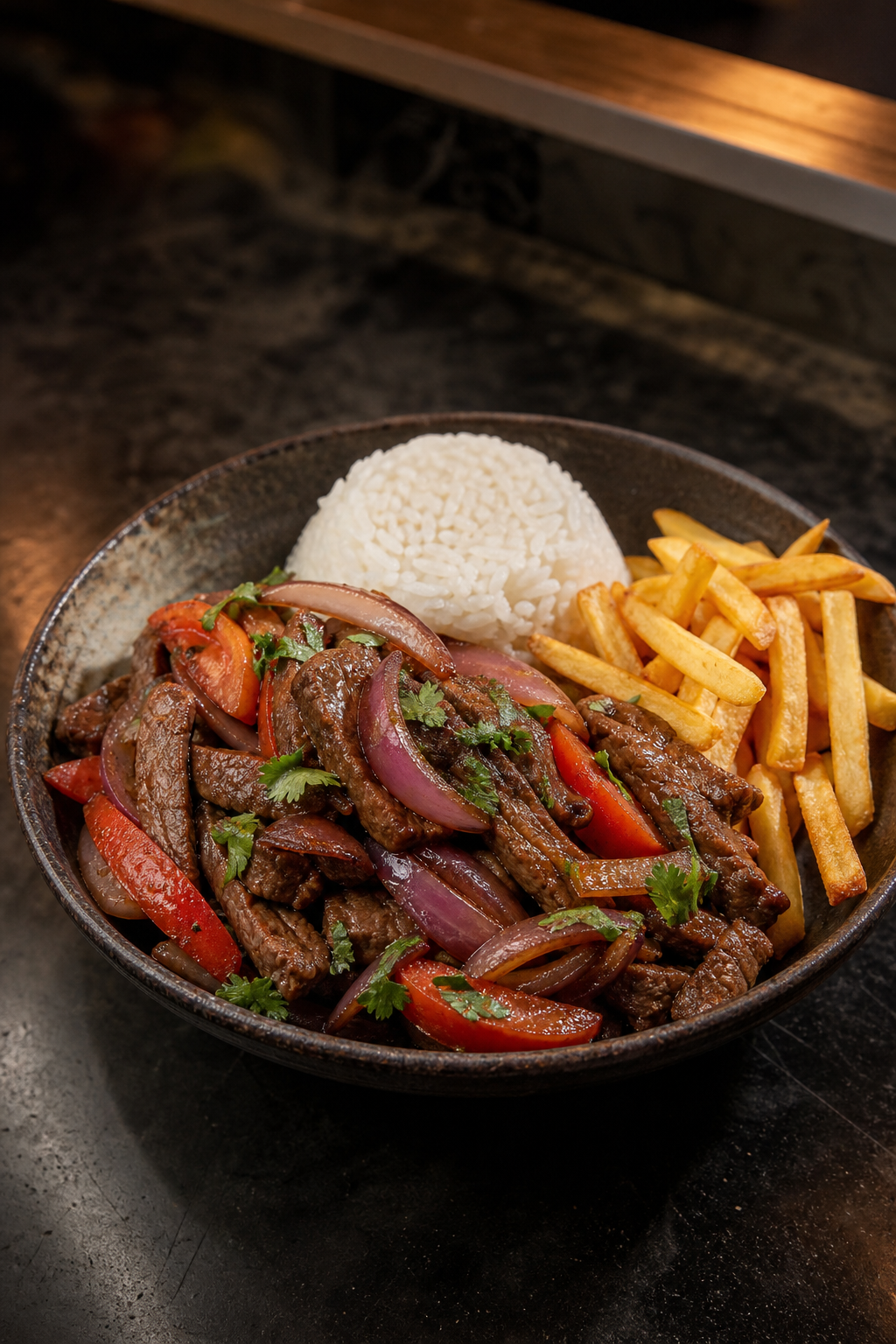 Bowl de lomo saltado con arroz blanco y papas fritas